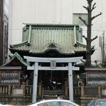 小さい小さい神社です