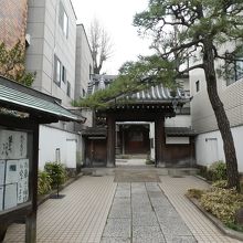 品川神社参道沿いの入口です