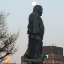 西郷隆盛像と月