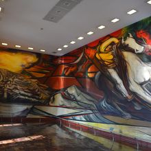 迫力の壁画です。