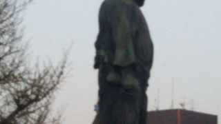 西郷隆盛像と月