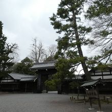 京都御苑で唯一南側に有る御門です