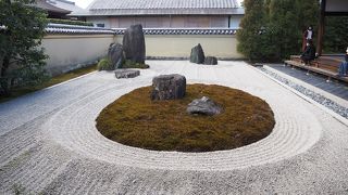 枯山水の庭園が素晴らしい