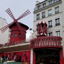 赤い建物が印象的