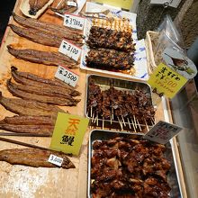 錦市場にスズメ、ウズラの肉のお惣菜も売ってます。珍しい。