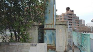 箱根駅伝でおなじみの八山陸橋の大正2年にかけられた2代目の橋の親柱を保存したモニュメント