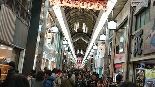 お店、イベントが多い商店街。平安京の頃からの古くて新しい魅力的な京の通りの雰囲気を味わえます。