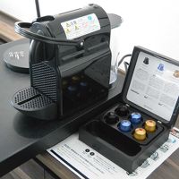 テーブルには、カセット式の美味しいコーヒーがあります。