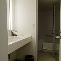 きれいな洗面所とバスルーム。