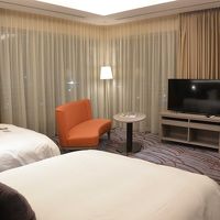 反対側にはテレビやソファー、テーブルも。