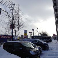 無料の駐車場、屋外なので冬は雪が降ったら積もります。