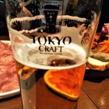 まずは、ビールで乾杯。生はこの一種のみ。
