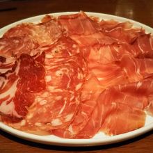 生ハム＆サラミ盛り。全4種類。exバージン貰えばよかった