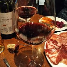 勧められたシャトー・オー・マジネ2016。飲みやすい。