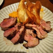 仔羊のロースト。臭みも無く適度な噛み応え。うまい。