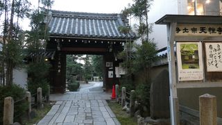 細長い境内で知恩院の末寺です