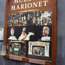 建物入り口にはポスターが