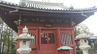 美しい朱色のお堂