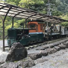 尾崎坂展望台に保存されている森林鉄道のトロッコ