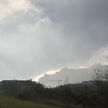 リミニからのバスからも見えます