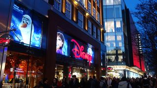 ロンドンの Disney Store。品揃えが豊富。