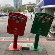 台風の影響で傾いたポスト