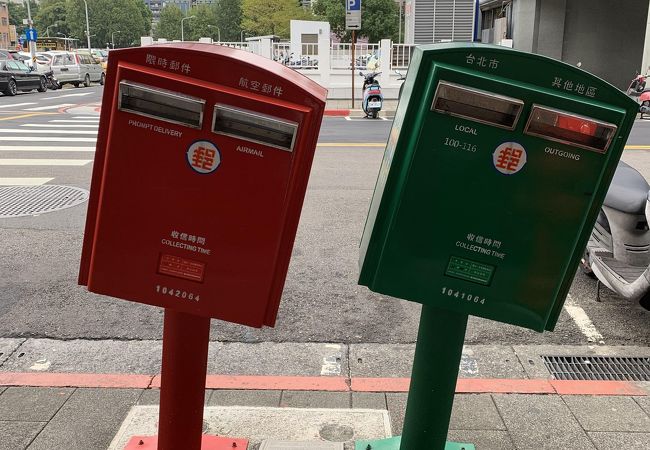 台風の影響で傾いたポスト