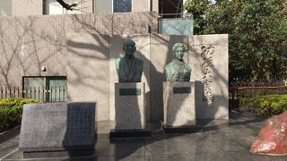 本堂裏の駐車場