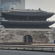 韓国最古の城門が放火で崩落した後に復元されたもの