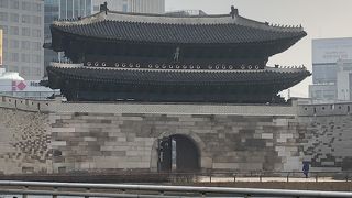 韓国最古の城門が放火で崩落した後に復元されたもの