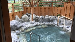 寸又峡：寸又峡温泉町営露天風呂、源泉掛け流しでは無いが