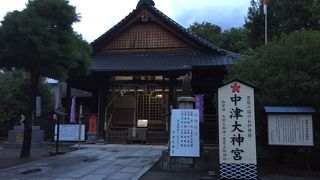 お城のすぐ横に