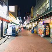 地下鉄「西面」駅から程近くにある食べ物の多い通りです。