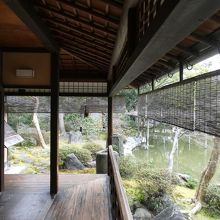 九条池に面した広い縁側