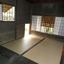 こちらは少し薄暗い壁で躙り口の有る茶室ですね