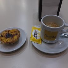 駅構内のカフェでポルトガル名物のエッグタルトを。