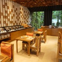 明るい朝食会場。ビーチ側のオープンエアーでも食事ができます。