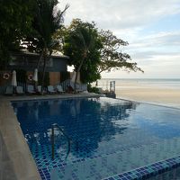 海に面したプールがあります。