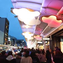 祇園商店街のライトアップが見事です。