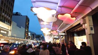 祇園商店街の通りの景色と雰囲気を楽しみながら散策♪