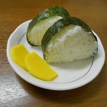 ラーメンだけで足りない方はおにぎりを！