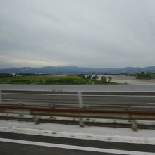 高速道路から見た富山空港。河原です。