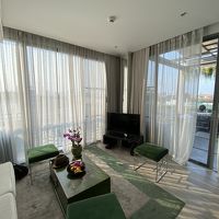 窓から気持ち良い光が入るリビング