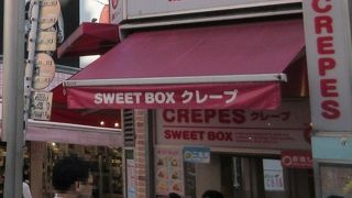 生クリームがクレープ生地からはみ出してしまいそうな位に贅沢に使われていました。