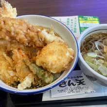 エビ天とちく天丼と暖かいお蕎麦のセット