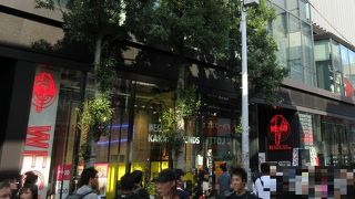 ポップな色使いの商品が多くて値段も手ごろ。