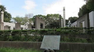 アジア太平洋地域でどれだけの尊い命が失われたを示す、金属製のプレートが置かれていました。