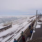 海と線路を見ながら