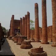 神殿を思わせる巨大な柱