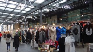 現代的な建物の中で，おしゃれな洋服を売る個性的な個人商店が並んでいます。Old Spitalfields のとなりです。